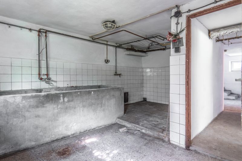 REZERVOVANE  I Na predaj dvojposchodový 5i rodinný dom pri Žiline - Suterén rodinného domu s šedým umývadlom, bielymi obkladačkami a betónovou podlahou.
