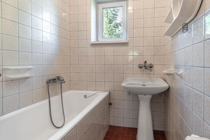 REZERVOVANE  I Na predaj dvojposchodový 5i rodinný dom pri Žiline - Kúpeľňa v Rodinnom dome s vaňou, umývadlom a obkladmi v kvetovanom vzore.