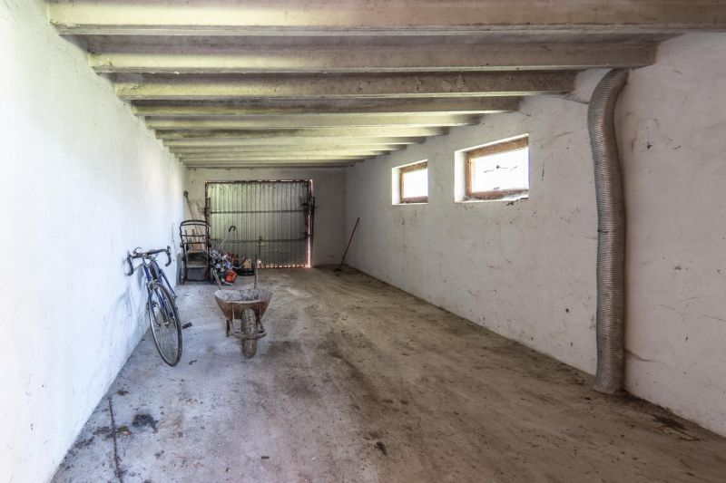 REZERVOVANE  I Na predaj dvojposchodový 5i rodinný dom pri Žiline - Priestranná garáž v rodinnom dome s bicyklom a fúrikom.
