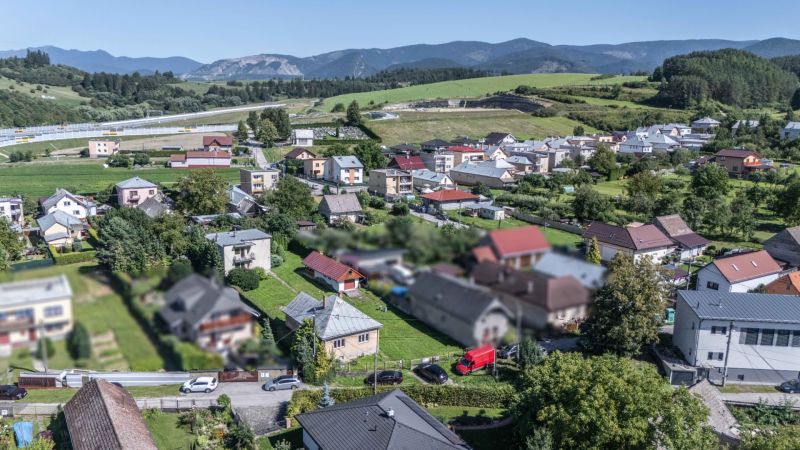 REZERVOVANE  I Na predaj dvojposchodový 5i rodinný dom pri Žiline - Letecký pohľad na rodinné domy v Lietavskej Lúčke na M. Chmeliara, obklopené zeleňou a horami.