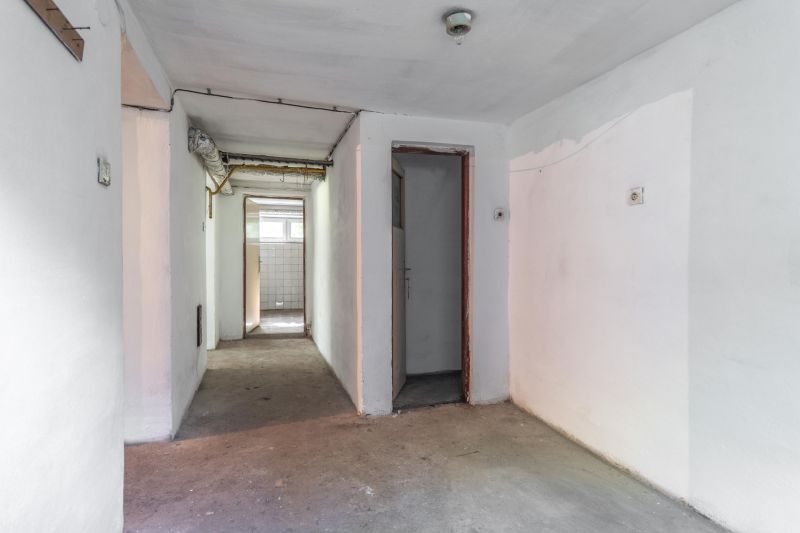 REZERVOVANE  I Na predaj dvojposchodový 5i rodinný dom pri Žiline - Chodba v rodinnom dome s dverami a trubkami pod stropom.