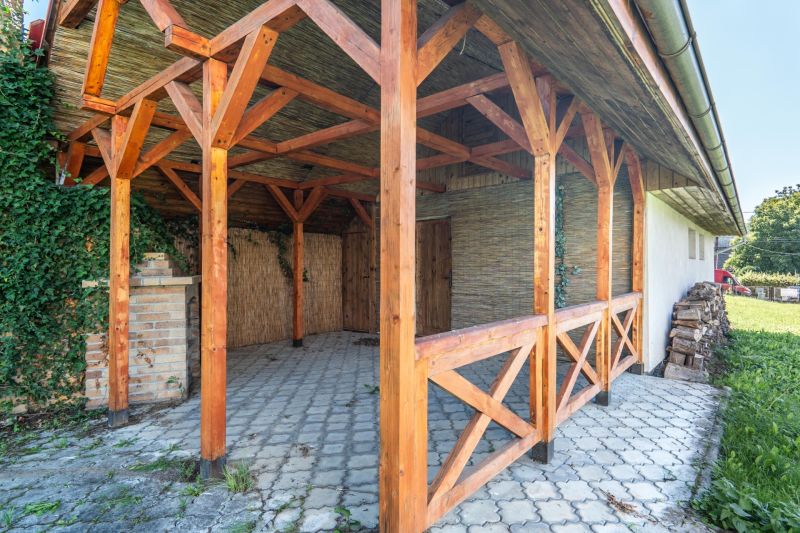 REZERVOVANE  I Na predaj dvojposchodový 5i rodinný dom pri Žiline - Drevené zastrešenie terasy pri rodinnom dome na ulici M. Chmeliara v Lietavskej Lúčke.
