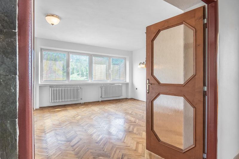 REZERVOVANE  I Na predaj dvojposchodový 5i rodinný dom pri Žiline - Interiér rodinného domu s podlahou s dreveným dekorom a veľkými oknami.