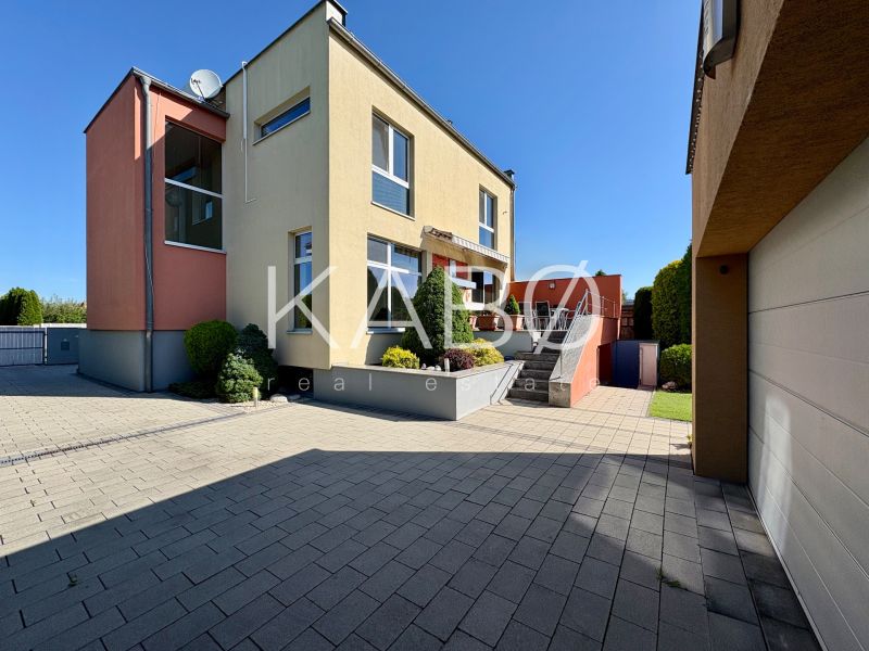 Luxusný RD - upravený pozemok - obľúbená lokalita - Rodinný dom v Partizánskom so záhradou, terasou a garážou na spevnenom dvore.