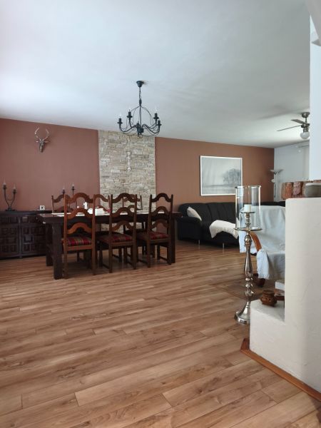Veľký dom s veľkou garážou v Mankovciach  - Jedáleň v rodinnom dome s podlahou s dreveným dekorom a masívnym nábytkom.