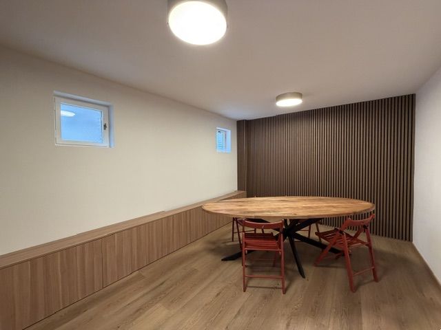 ,Prenájom moderný 3 izb. byt, Sološnícka ul,124 m2, Karlova Ves - Jedáleň v 3-izbovom byte s podlahou s dreveným dekorom a kruhovým stolom.