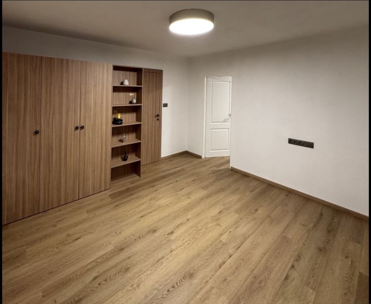,Prenájom moderný 3 izb. byt, Sološnícka ul,124 m2, Karlova Ves - Izba v 3-izbovom byte s podlahou s dreveným dekorom a vstavanými skriňami.
