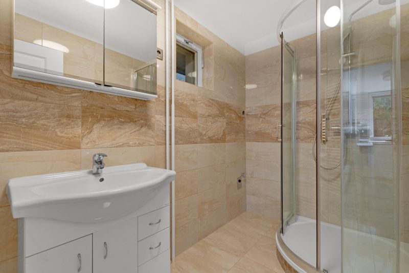 ,Prenájom moderný 3 izb. byt, Sološnícka ul,124 m2, Karlova Ves - Kúpeľňa v rodinnom dome s vaňou a umývadlom, obložená svetlými dlaždicami.
