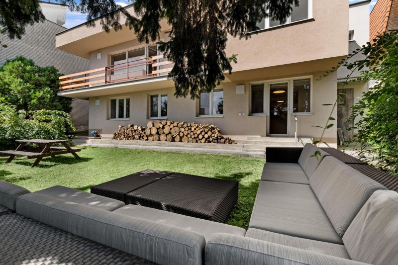 ,Prenájom moderný 3 izb. byt, Sološnícka ul,124 m2, Karlova Ves - Rodinný dom na Sološnickej ulici v Bratislave - Karlovej Vsi s priestrannou záhradou a terasou.