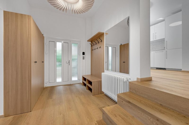 ,Prenájom moderný 3 izb. byt, Sološnícka ul,124 m2, Karlova Ves - Vstupná hala rodinného domu s podlahou s dreveným dekorom, vešiakom a zrkadlom.