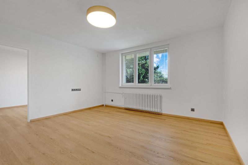 ,Prenájom moderný 3 izb. byt, Sološnícka ul,124 m2, Karlova Ves - Izba rodinného domu s bielymi stenami, podlahou s dreveným dekorom a oknom s výhľadom.