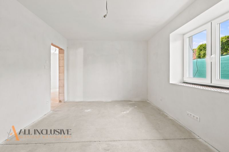 MODERNÁ NOVOSTAVBA | NITRA | MLYNÁRCE | POĽNÁ - Prázdna miestnosť s bielymi stenami a jedným oknom v rodinnom dome.