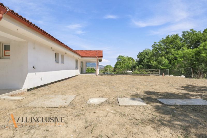 MODERNÁ NOVOSTAVBA | NITRA | MLYNÁRCE | POĽNÁ - Rodinný dom na Poľnej ulici v Nitre má neudržiavaný dvor a červenú strechu.