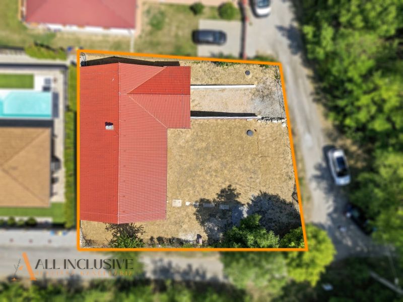 MODERNÁ NOVOSTAVBA | NITRA | MLYNÁRCE | POĽNÁ - Rodinný dom v Nitre na Poľnej ulici s červenou strechou a dvorom.