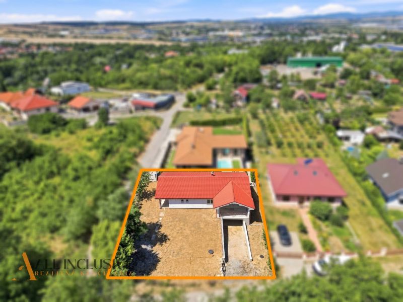 MODERNÁ NOVOSTAVBA | NITRA | MLYNÁRCE | POĽNÁ - Rodinný dom na Poľnej ulici v Nitre s červenou strechou, obklopený zeleňou.