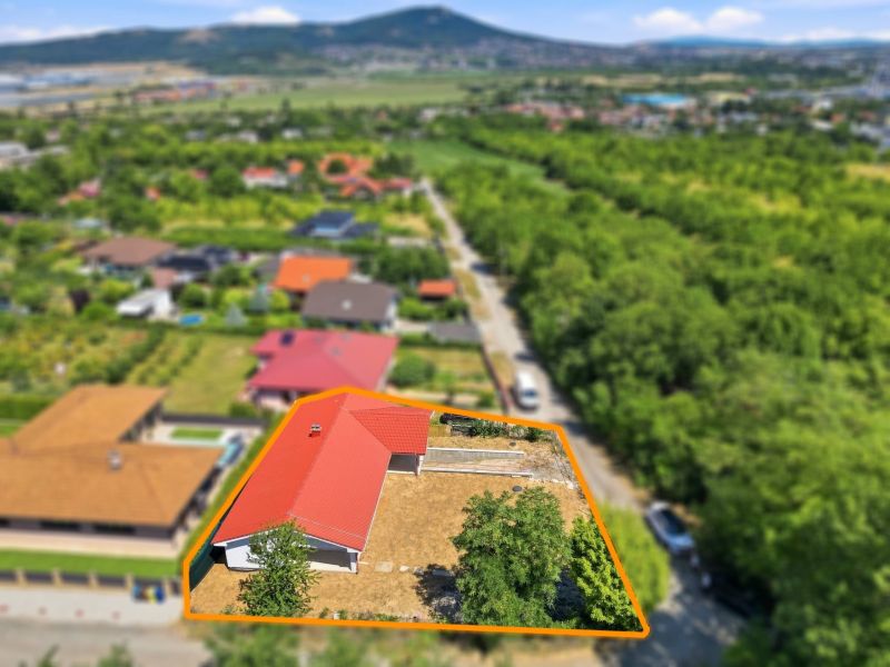 MODERNÁ NOVOSTAVBA | NITRA | MLYNÁRCE | POĽNÁ - Rodinný dom na Poľnej ulici v Nitre, obklopený zeleňou a prírodou.