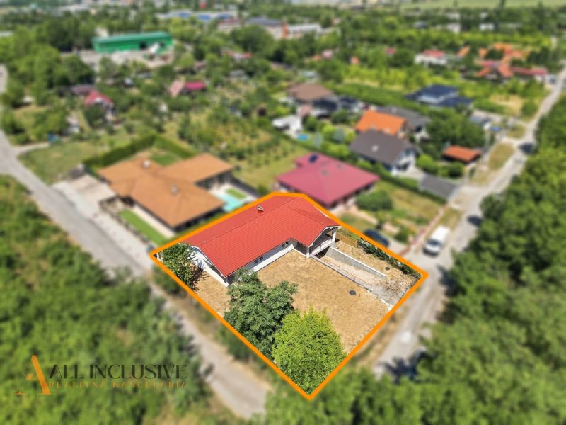 MODERNÁ NOVOSTAVBA | NITRA | MLYNÁRCE | POĽNÁ - Rodinný dom v Nitre na Poľnej ulici s červenou strechou a záhradou.