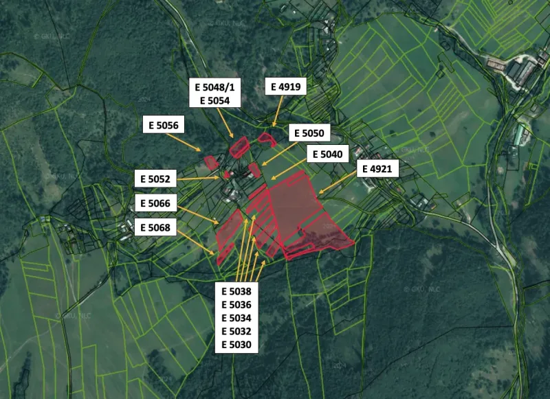 Nová Bystrica – 900 m2 ORNÁ PÔDA pri intraviláne obce - Mapa poľnohospodárskych a lesných pozemkov pri obci Nová Bystrica so zvýraznenými parcelami.
