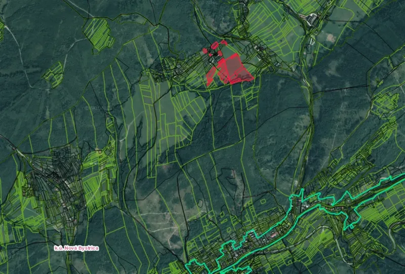 Nová Bystrica – 900 m2 ORNÁ PÔDA pri intraviláne obce - Mapa zobrazuje poľnohospodárske a lesné pozemky v okolí Novej Bystrice s vyznačenými parcelami.