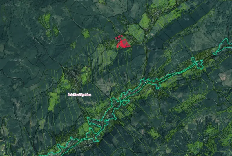 Nová Bystrica – 900 m2 ORNÁ PÔDA pri intraviláne obce - Letecká snímka krajiny Nová Bystrica s poľnohospodárskymi a lesnými pozemkami, zvýraznená plocha.
