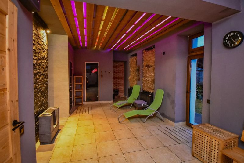I Dom s wellness, bazénom a hotovým biznis potenciálom - Relaxačná miestnosť v rodinnom dome s ležadlami a farebným osvetlením.