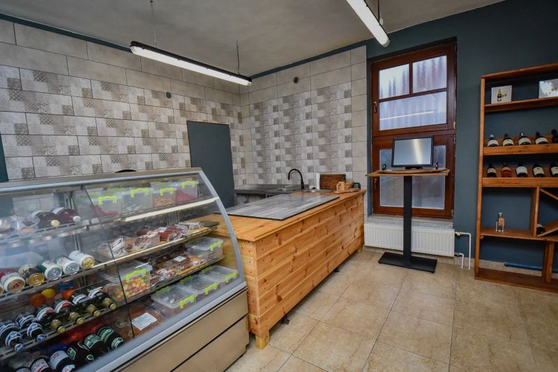 I Dom s wellness, bazénom a hotovým biznis potenciálom - Predajňa s pultom, vitrínou a regálom, podlaha s dreveným dekorom.