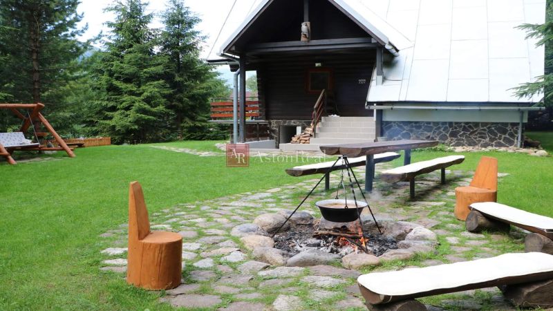 Chalupa Tále, okr.Brezno, pozemok 680m2,  - Zrubová chata na Táľoch v Brezne s ohniskom a drevenými lavičkami v rámci hotelov a penziónov.