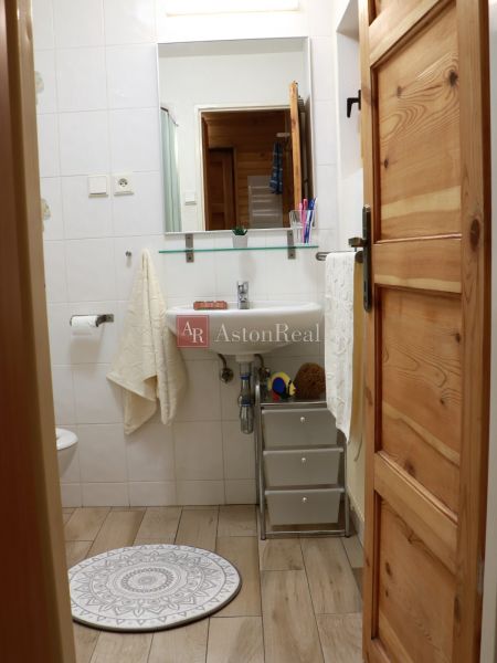 Chalupa Tále, okr.Brezno, pozemok 680m2,  - Kúpeľňa v chate s umývadlom, zrkadlom a podlahou s dreveným dekorom.