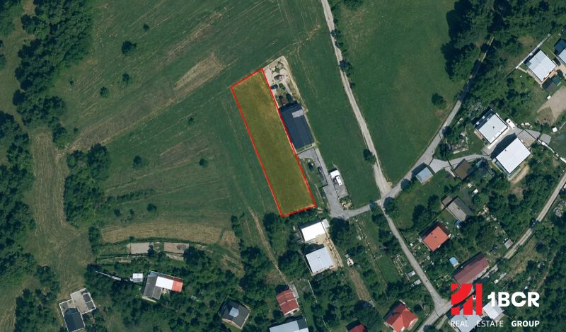 1.BCR | BUDÚCI STAVEBNÝ POZEMOK V OŠČADNICI, VÝBORNÁ INVESTÍCIA - Letecká snímka poľnohospodárskych a lesných pozemkov v Oščadnici s vyznačeným obrysom.