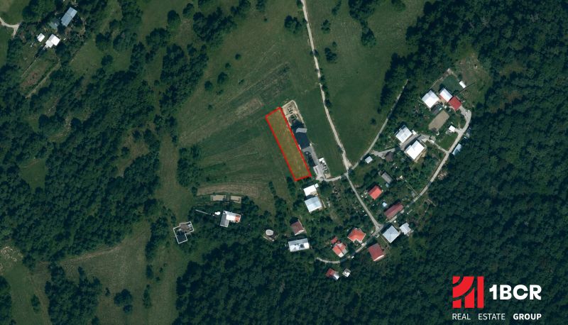 1.BCR | BUDÚCI STAVEBNÝ POZEMOK V OŠČADNICI, VÝBORNÁ INVESTÍCIA - Letecký pohľad na poľnohospodárske a lesné pozemky pri obci Oščadnica s viditeľnými stavbami.