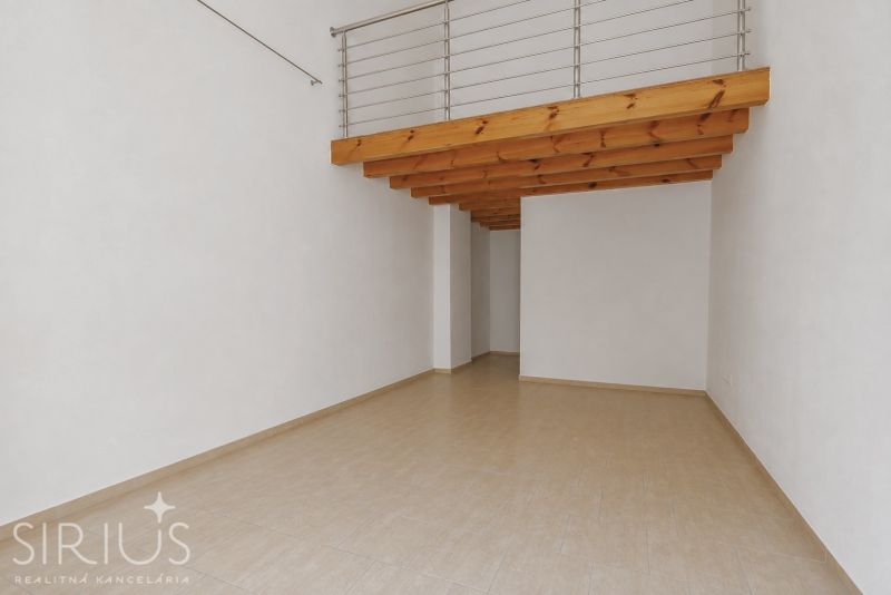 PÁRIČKOVA, obchodný priestor, 25 m2 – atraktívna lokalita NIVY - Obchodné priestory s podlahou s dreveným dekorom a galériou.