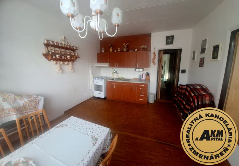 Slnečný 1-izbový byt  na predaj, 42 m2,  J. Gagarina, Zvolen - Kuchyňa v 1-izbovom byte s dreveným dekorom a rustikálnym zariadením.