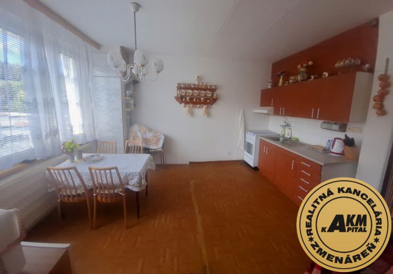 Slnečný 1-izbový byt  na predaj, 42 m2,  J. Gagarina, Zvolen - Kuchyňa s jedálenským stolom a podlahou s dreveným dekorom v 1-izbovom byte.