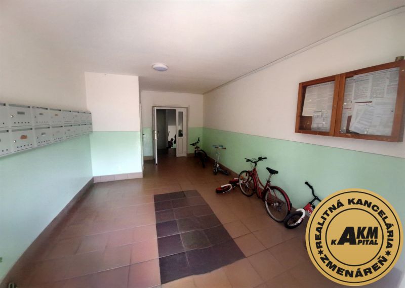 Slnečný 1-izbový byt  na predaj, 42 m2,  J. Gagarina, Zvolen - Vchodová hala bytového domu s poštovými schránkami a bicyklami na ulici J.Poničana, Zvolenská Slatina.