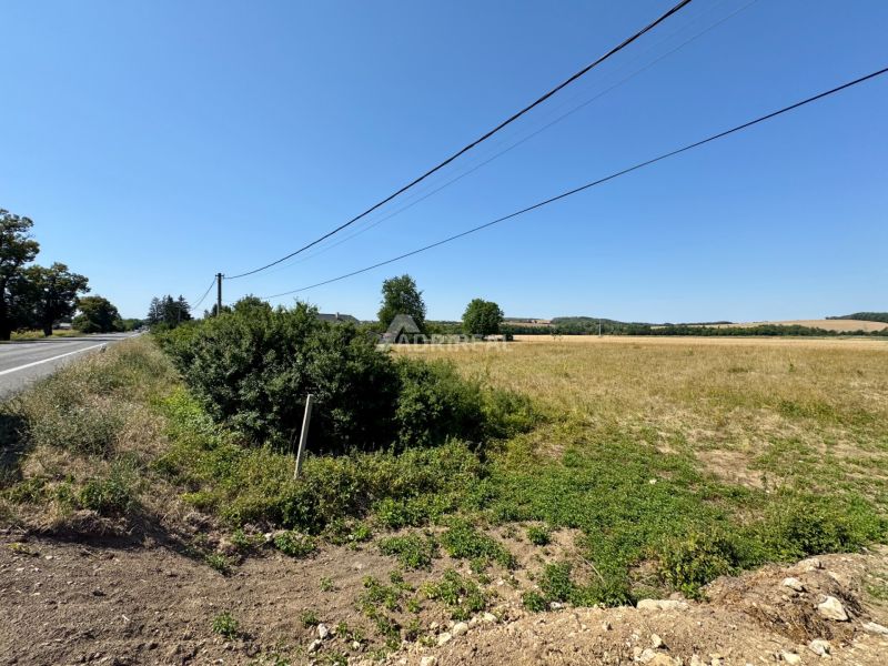 PREDAJ: STAV. POZEMOK; 1776 m2; DUDINCE-Hokovce; 43.000 €  - Pozemky na bývanie v Hokovciach, vedľa cesty, s elektrickými vedeniami nad nimi.