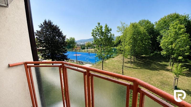 Na prenájom priestranný 2-izbový byt s loggiou | Žilina – Hájik - Balkón 2-izbového bytu na ulici Mateja Bela v Žiline s výhľadom na ihrisko.