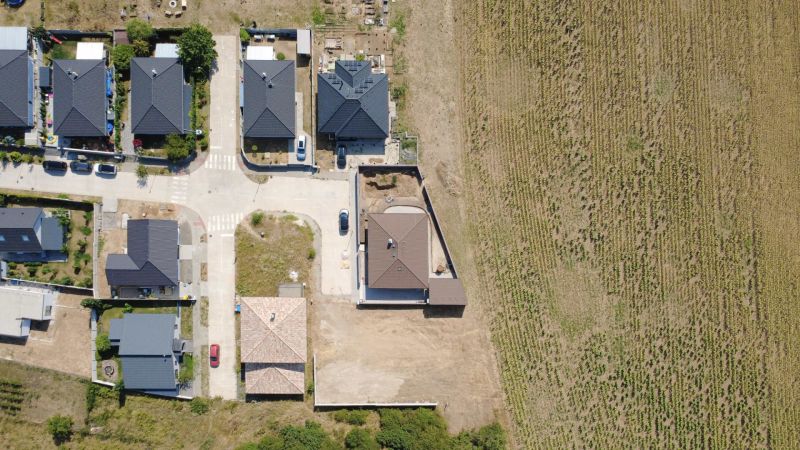 REZERVOVANÉ - Pozemok, 659 m², Vlčia dolina, Suchá nad Parnou - Letecký pohľad na rodinné domy v Suchej nad Parnou na Vlčej doline, pozemky - bývanie.