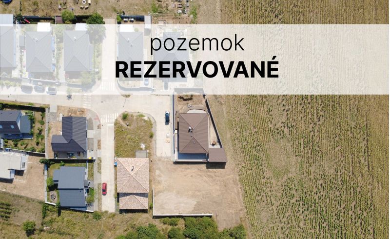REZERVOVANÉ - Pozemok, 659 m², Vlčia dolina, Suchá nad Parnou - Letecký pohľad na rezervovaný pozemok v Suchej nad Parnou, Vlčia dolina - bývanie.