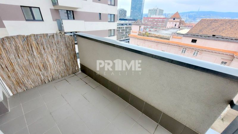 Pekný 2i byt, NOVOSTAVBA, PARKING, BALKÓN, KLÍMA, Jégého alej III. - Balkón 2-izbového bytu s výhľadom na okolité budovy v Bratislave - Ružinove, Jégého.