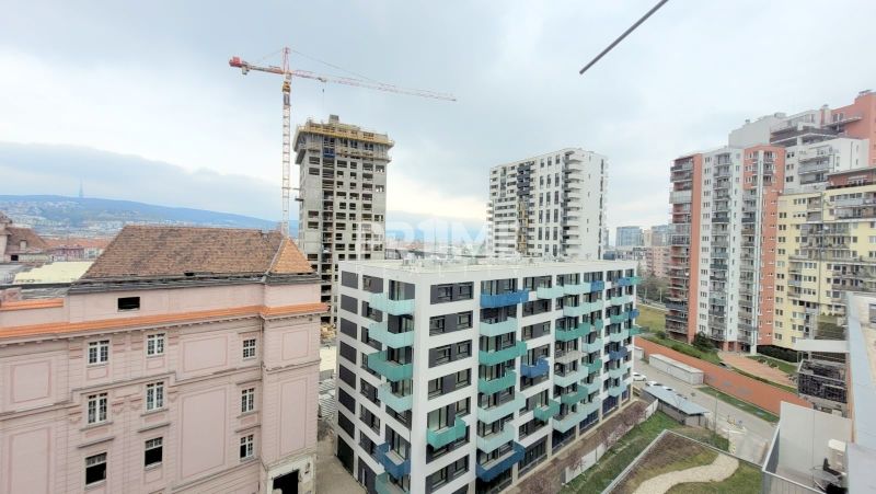 Pekný 2i byt, NOVOSTAVBA, PARKING, BALKÓN, KLÍMA, Jégého alej III. - Pohľad na výstavbu obytných domov a žeriav na Jégého ulici v Bratislave - Ružinove.