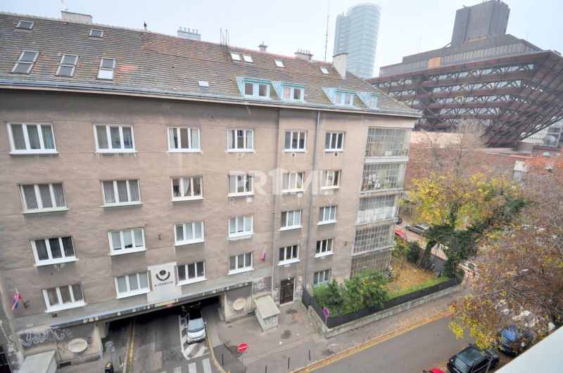 VEĽKOMETRÁŽNY 3i byt ( 105 m2 ), Slovenský rozhlas, Björnsonova ulica - Ulica Björnsonova v Bratislave - Starom Meste s bytovým domom a okolím.