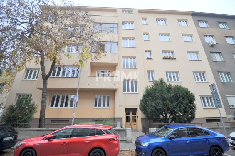 VEĽKOMETRÁŽNY 3i byt ( 105 m2 ), Slovenský rozhlas, Björnsonova ulica - Bytový dom na Björnsonovej ulici v Bratislave - Starom Meste s autami pred budovou.