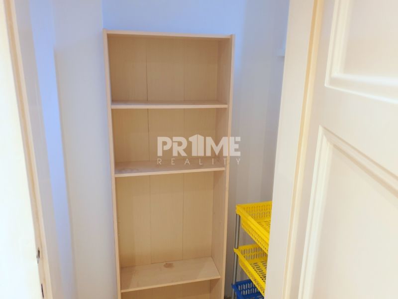 VEĽKOMETRÁŽNY 3i byt ( 105 m2 ), Slovenský rozhlas, Björnsonova ulica - Polička a plastové košíky v úložnom priestore 3-izbového bytu.