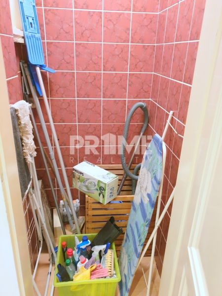 VEĽKOMETRÁŽNY 3i byt ( 105 m2 ), Slovenský rozhlas, Björnsonova ulica - Úložný priestor s čistiacimi potrebami a žehliacou doskou v 3-izbovom byte.