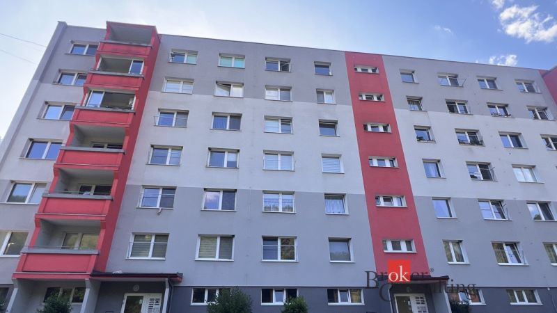 Príjemný 2-izbový byt na predaj – Utekáč - Šesťposchodový bytový dom v Utekáči s balkónmi a farebnými časťami fasády.