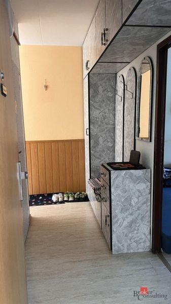 Príjemný 2-izbový byt na predaj – Utekáč - Úzka chodba s podlahou s dreveným dekorom a praktickým úložným priestorom.