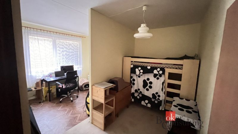 Príjemný 2-izbový byt na predaj – Utekáč - Detská izba v 2-izbovom byte s poschodovou posteľou a pracovným kútikom.