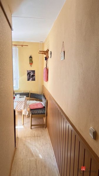 Príjemný 2-izbový byt na predaj – Utekáč - Útulný kútik v 2-izbovom byte s podlahou s dreveným dekorom a farebnými dekoráciami.