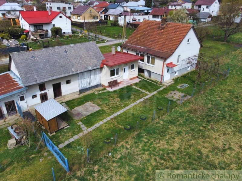 Útulný dom na bývanie alebo chalupu bez susedov a veľkým pozemkom - Rodinný dom vo Volici s dvorom, prístavbou a zahradou, obklopený ďalšími domami.