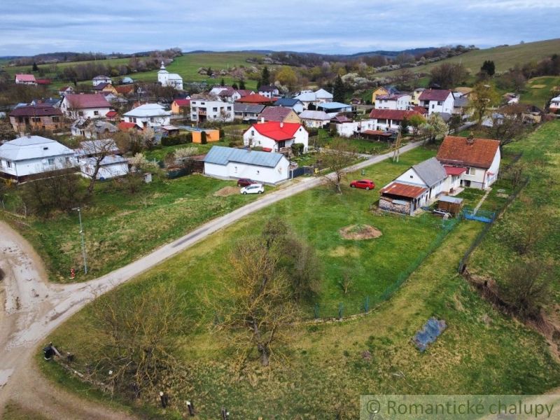 Útulný dom na bývanie alebo chalupu bez susedov a veľkým pozemkom - Exteriér rodinných domov vo Volici s vidieckou architektúrou na zelených kopcoch.